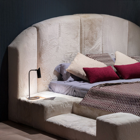 Vista detalle cama Concept 01 de Encore italia con tapizado terciopelo beige y lamparita de lectura