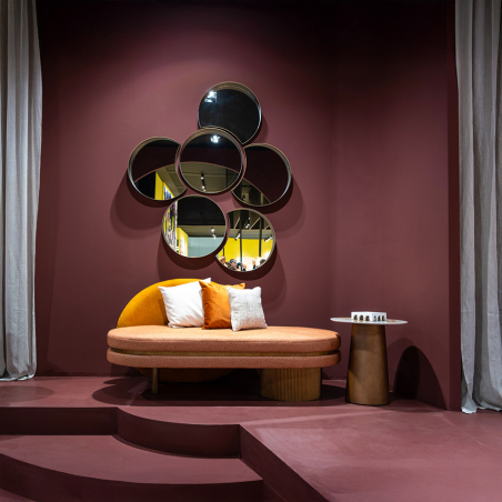 Mesita de centro Tholos en vista de ambiente de exposición  con chaiselongue eclipse