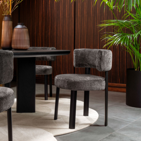 Ambiente con silla Glen 2241 con patas negras y asiento y respaldo tapizado en gris