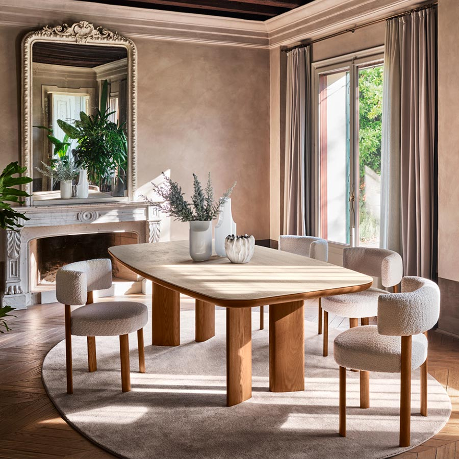 Comedor contemporáneo con sillas Glen 2241 en madera con asiento y respaldo tapizado en color beige