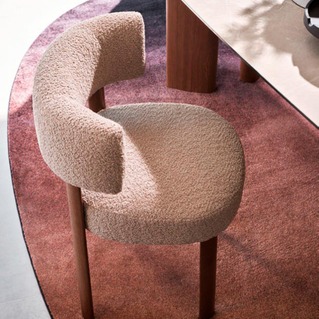 Vista aérea de la silla Glen 2241 de Calligaris, con patas en color nogal y asiento y respaldo tapizado en beige