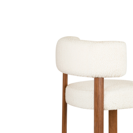 Detalle de la trasera de la silla Glen 2241 con patas en madera y tapizada en tela