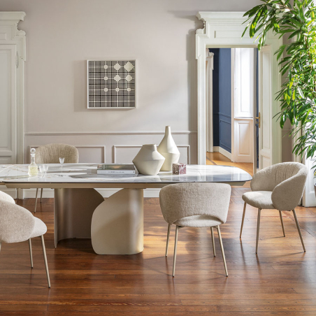 Ambiente de comedor con sillas Anime en tonos beige con mesa rectangular porcelánica