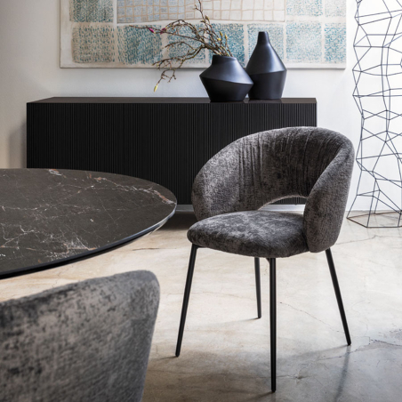 Detalle de la silla Anime CS2210 con patas de metal negras y asiento y respaldo tapizado en gris