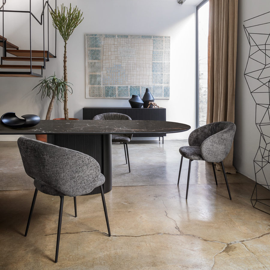 Comedor contemporáneo con sillas Anime CS2210 con patas negras y asiento gris oscuro
