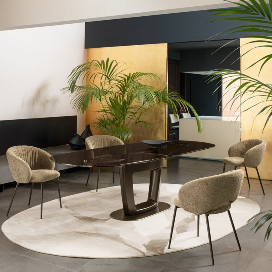 Comedor contemporáneo en ambiente con mesa de comedor ovalada y sillas anime en color arena