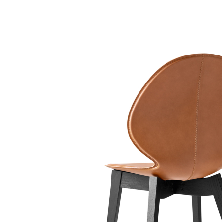 Detalle de la silla Basil CS1348, con carcasa en cuero regenerado y patas en madera maciza de fresno