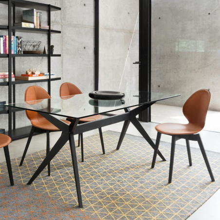 Sillas Basil con carcasa en cuero regenerado color marrón y patas negras en ambiente comedor
