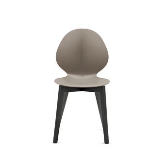 Silla Basil de Calligaris con patas en madera de fresno negro y carcasa en polipropileno