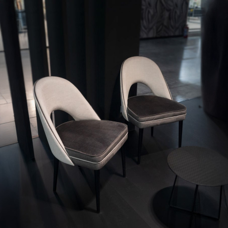 Vista detalle de la silla Bonnet con resplado tapizado en blanco, asiento en gris y patas en roble negro