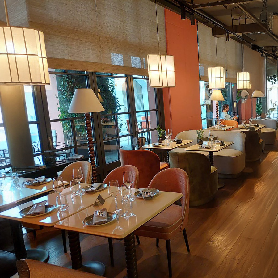 Silla Bonnet de Encore Italia en ambiente contract de restaurante con butacas y sofás Matisse
