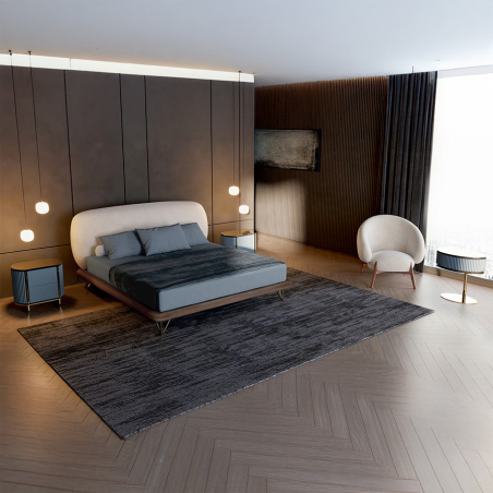 Mesita de noche Dobos en vista de ambiente con cama Sophisma, mesa auxiliar Dobos y butaca michelia