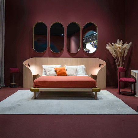 Cama Cinnamon ubicada en la exposición con silla modelo T-chair