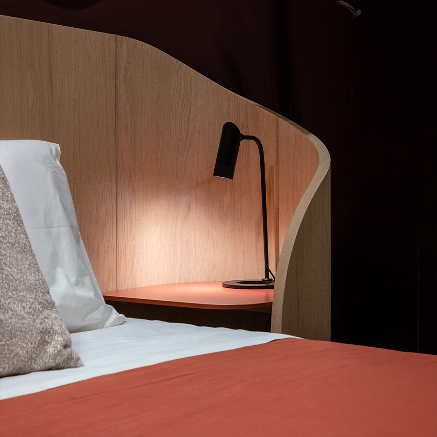 Vista detalle de las mesitas incorporadas en el cabezal de la cama modelo Cinnamon de Encore