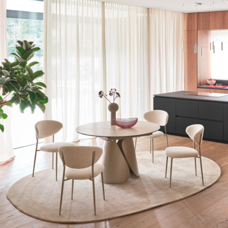 Ambiente con mesa Tango redonda en tonos beige
