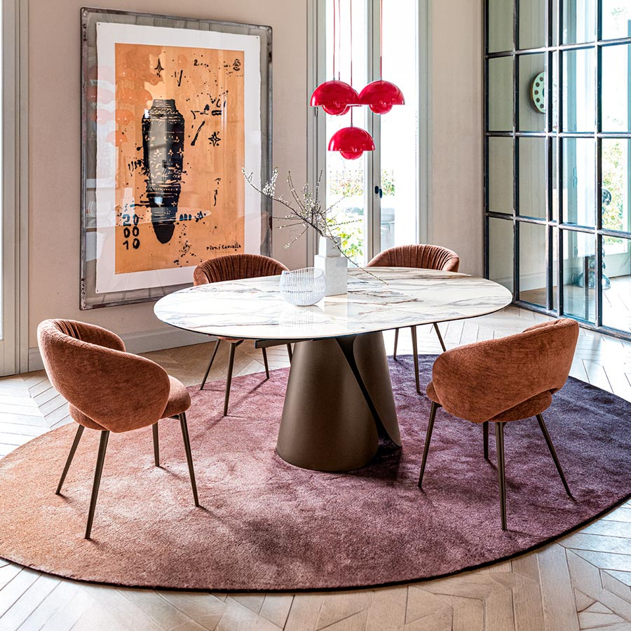 Comedor contemporáneo con mesa Tango abierta, base metal bronce y sobre cerámico