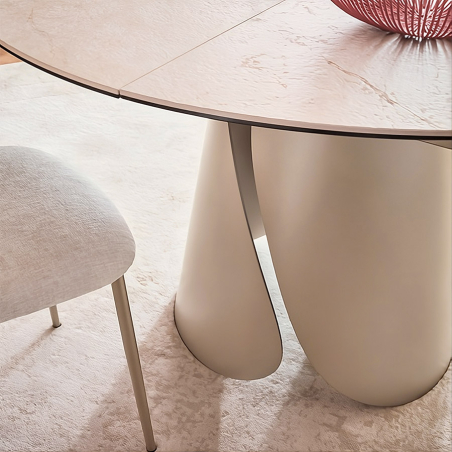 Detalle de la mesa Tango de Calligaris, con base de metal y tapa porcelánica