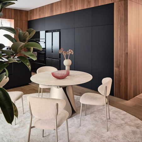 Cocina moderna con comedor de Calligaris, mesa Tango en tonos beiges