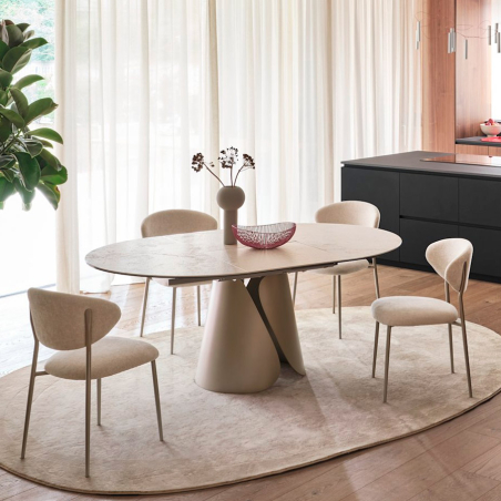 Comedor-cocina contemporánea con mesa Tango extendida de Calligaris, haciendo forma ovalada
