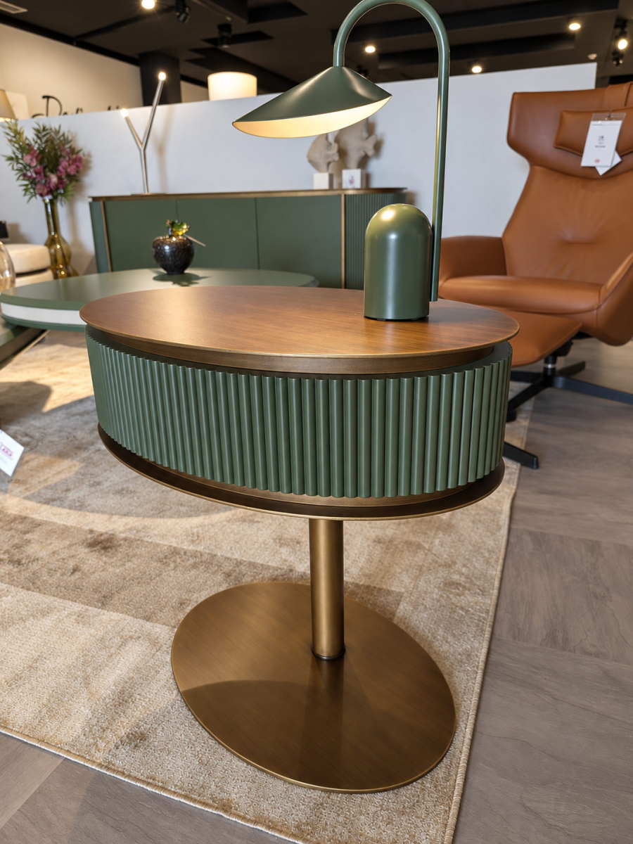 Mesa auxiliar Dobos en exposición de Muebles Lara con lamparita de mesa Arum encima
