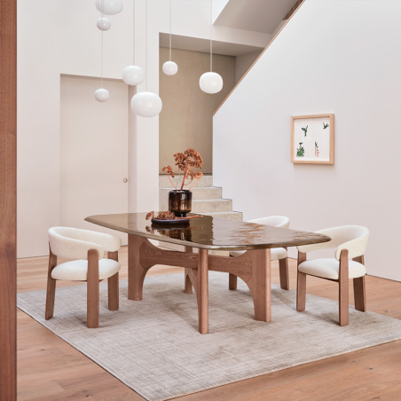 Comedor contemporáneo con mesa Nogu en nogal canaletto y cristal gris con sillas Anthea