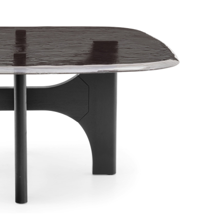Mesa comedor Nogu con base en madera maciza de fresno y encimera de vidrio espatulado en color negro
