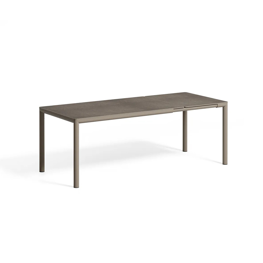 Mesa de terraza extensible para exterior de la firma de diseño Nardi con sobre laminado en tortora