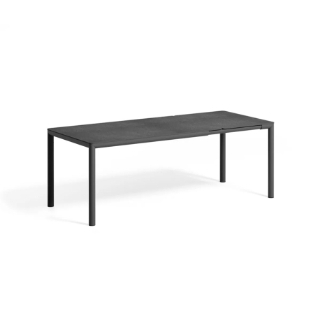 Mesa de terraza extensible para exterior de la firma de diseño Nardi con sobre laminado en antracita