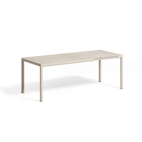 Mesa de terraza extensible para exterior de la firma de diseño Nardi con sobre laminado en corda