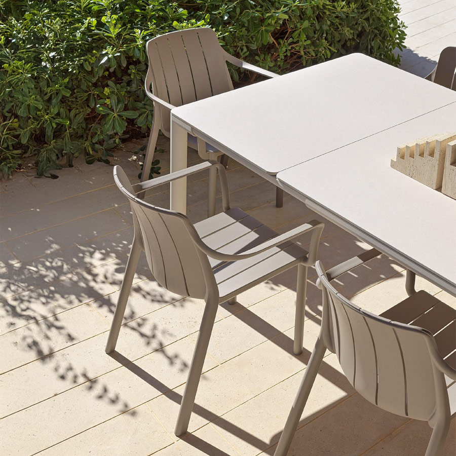 Mesa Tevere de Nardi en vista detalle del sobre en laminado Corda con sillas Tiberina