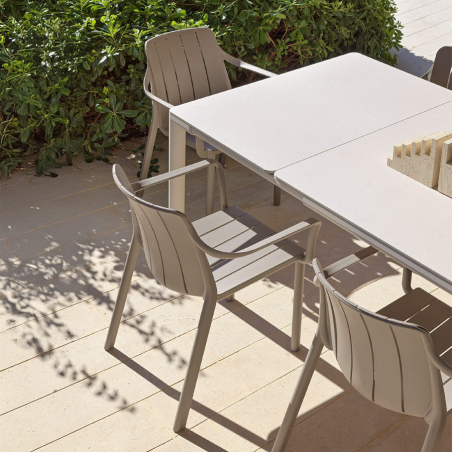Mesa Tevere de Nardi en vista detalle del sobre en laminado Corda con sillas Tiberina