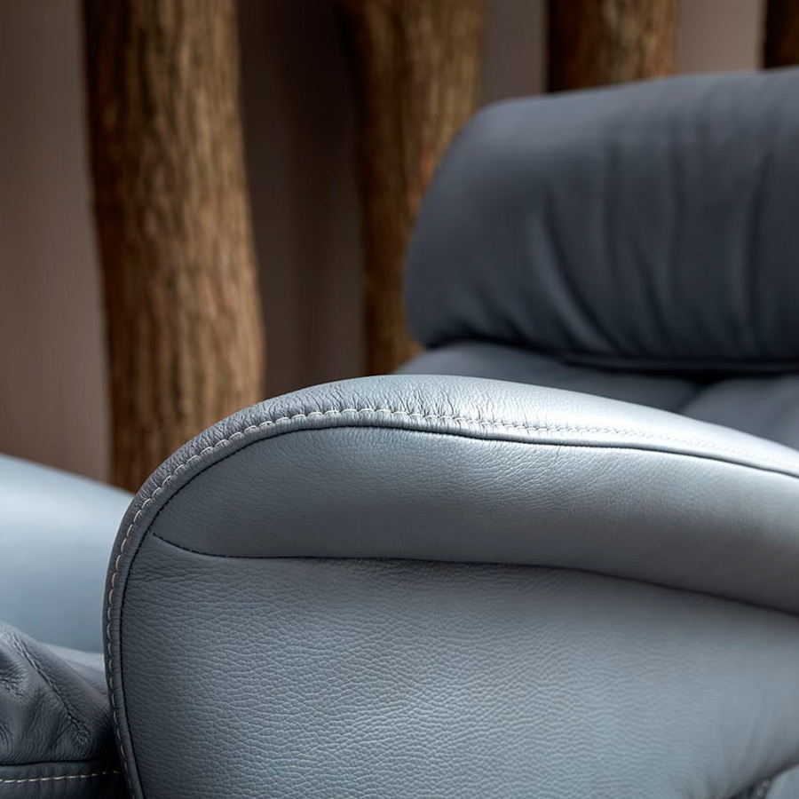 Detalle de la costura del sillón relax 7627 Easyswing de Himolla
