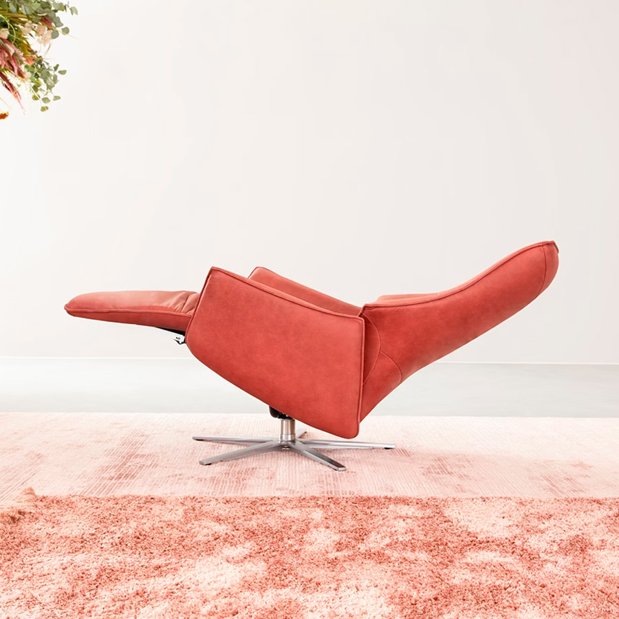 Vista lateral del sillón relax 7911 S-Lounger con base de 5 aspas y tapizado en piel, con dos motores relax