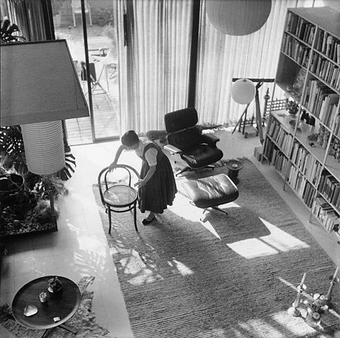 el clásico diseño sillón Eames y Ray Eames en el salón de su casa