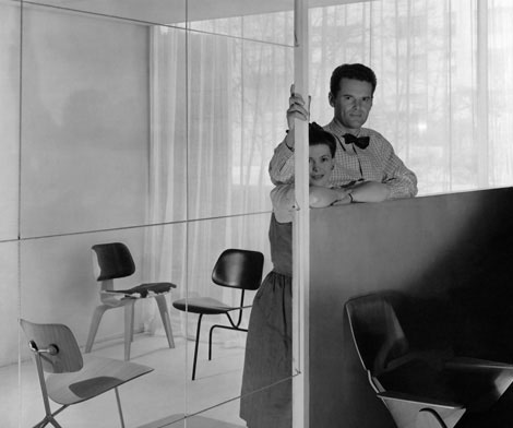Matrimonio Eames con algunos de sus sillas de diseño icónico