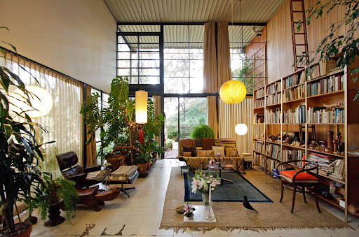 salón de la Eames House en la que se puede ver el diseño icónico sillón Eames