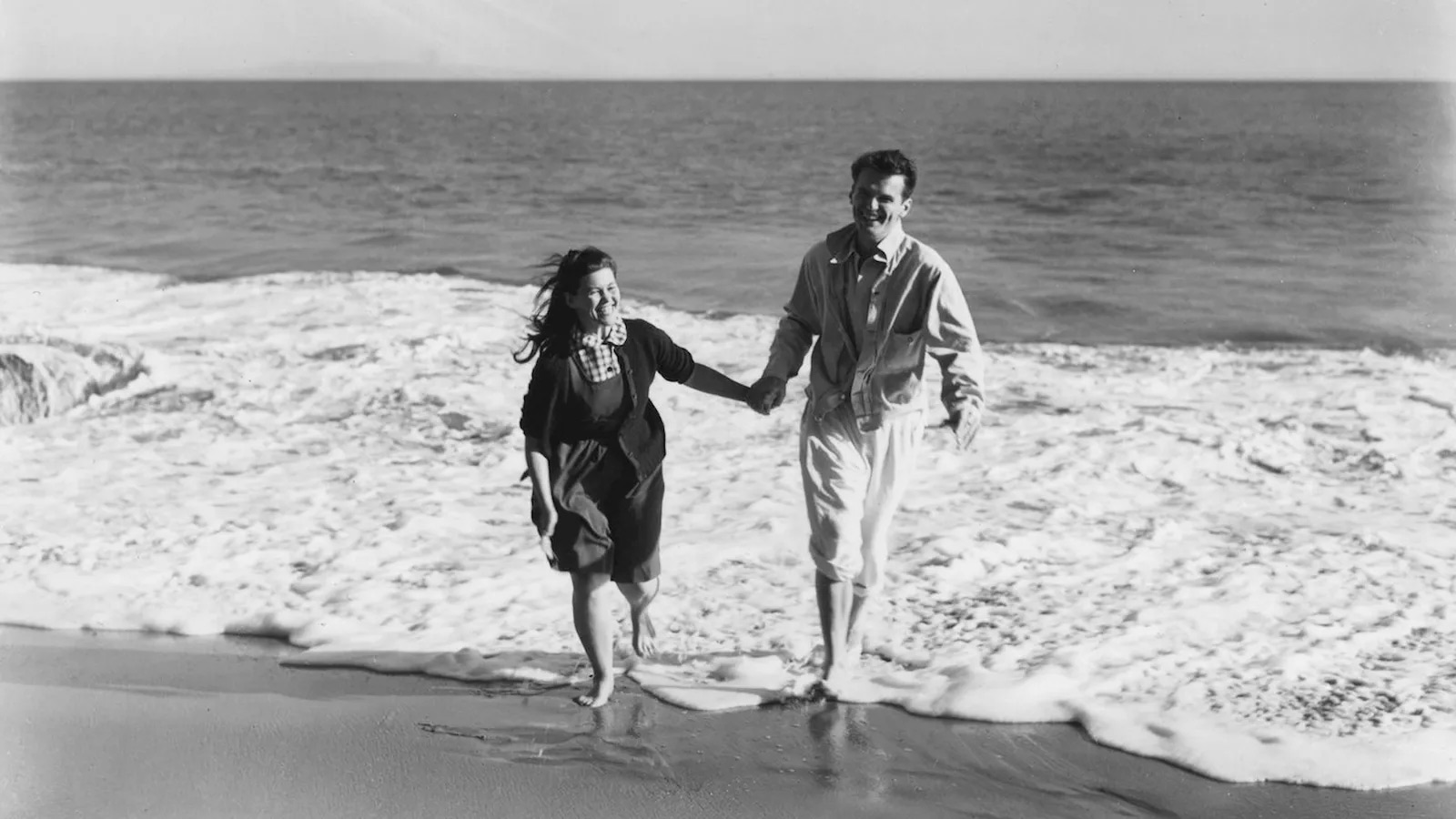 Matrimonio Eames, en 1941 recién casados en una playa de California