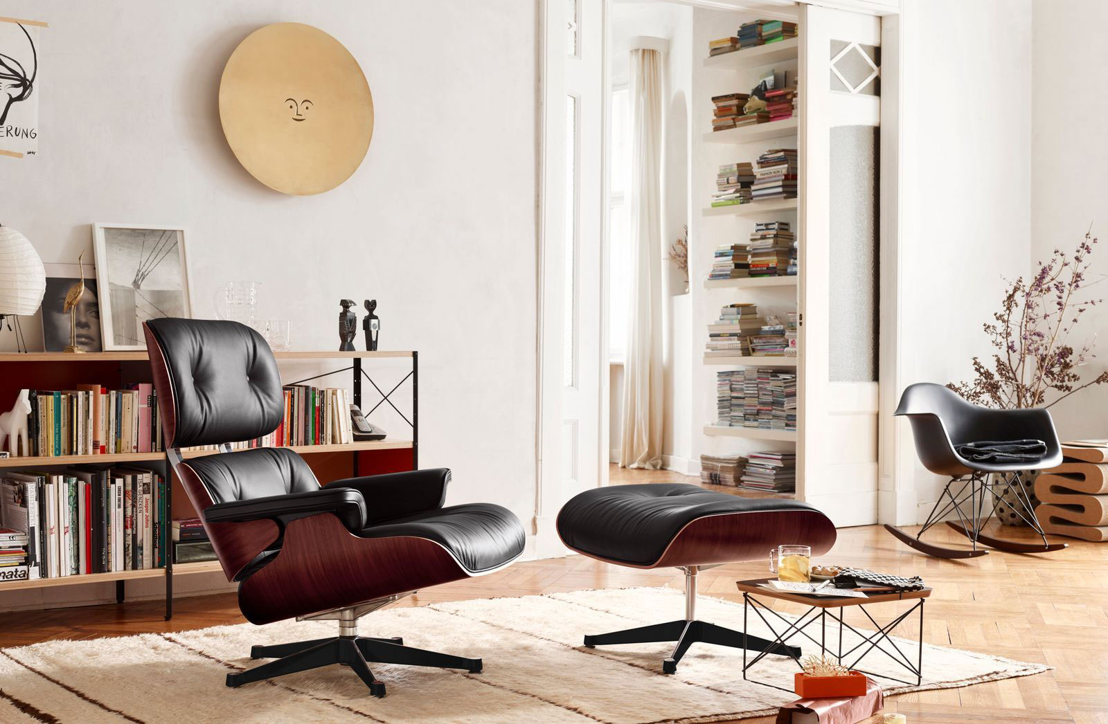 diseño icónico sillón Eames en ambiente de salón o salita de estar actual