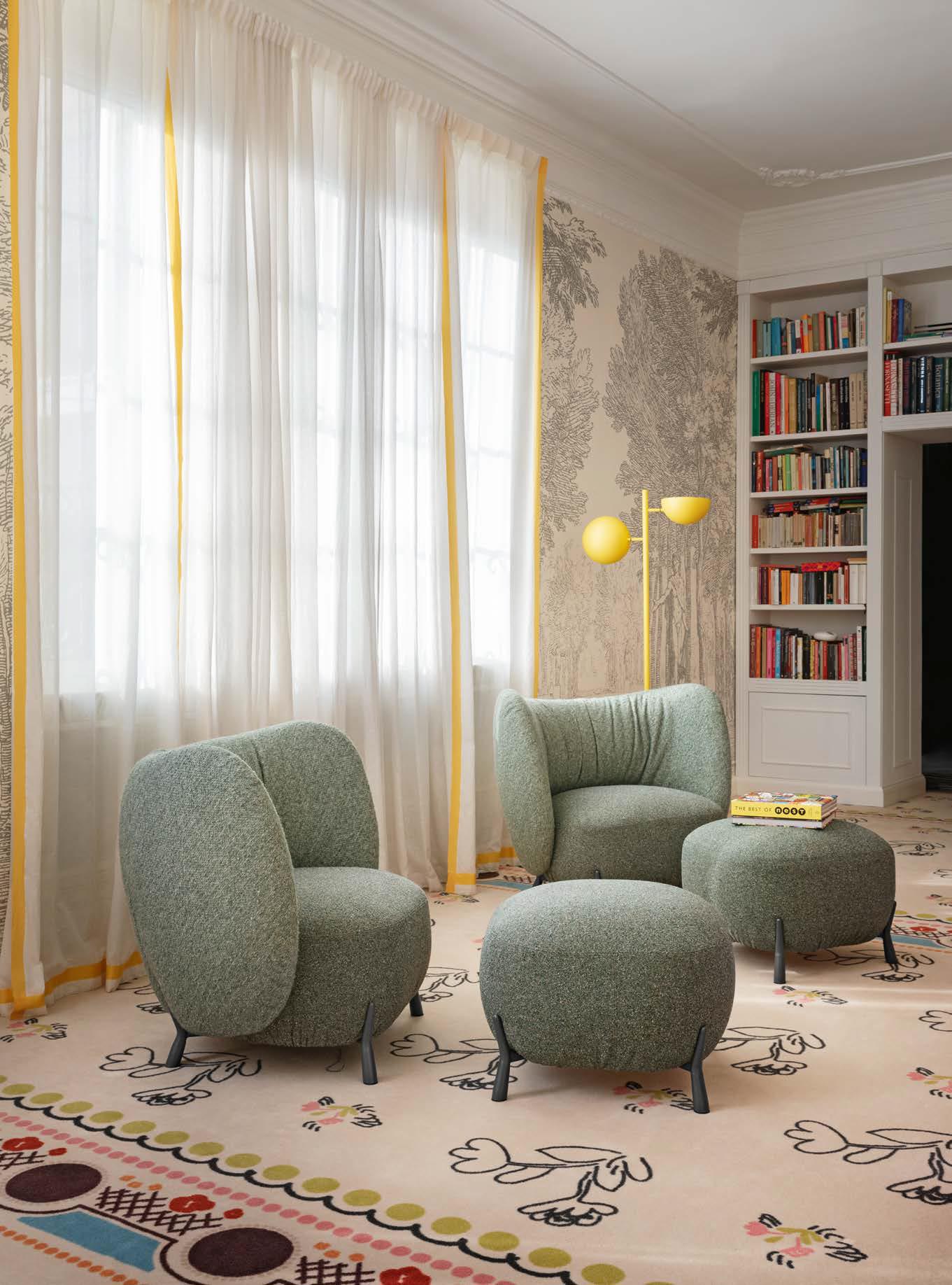 Butaca y puffs Mys de Midj en acabado verde, en ambiente de salón.