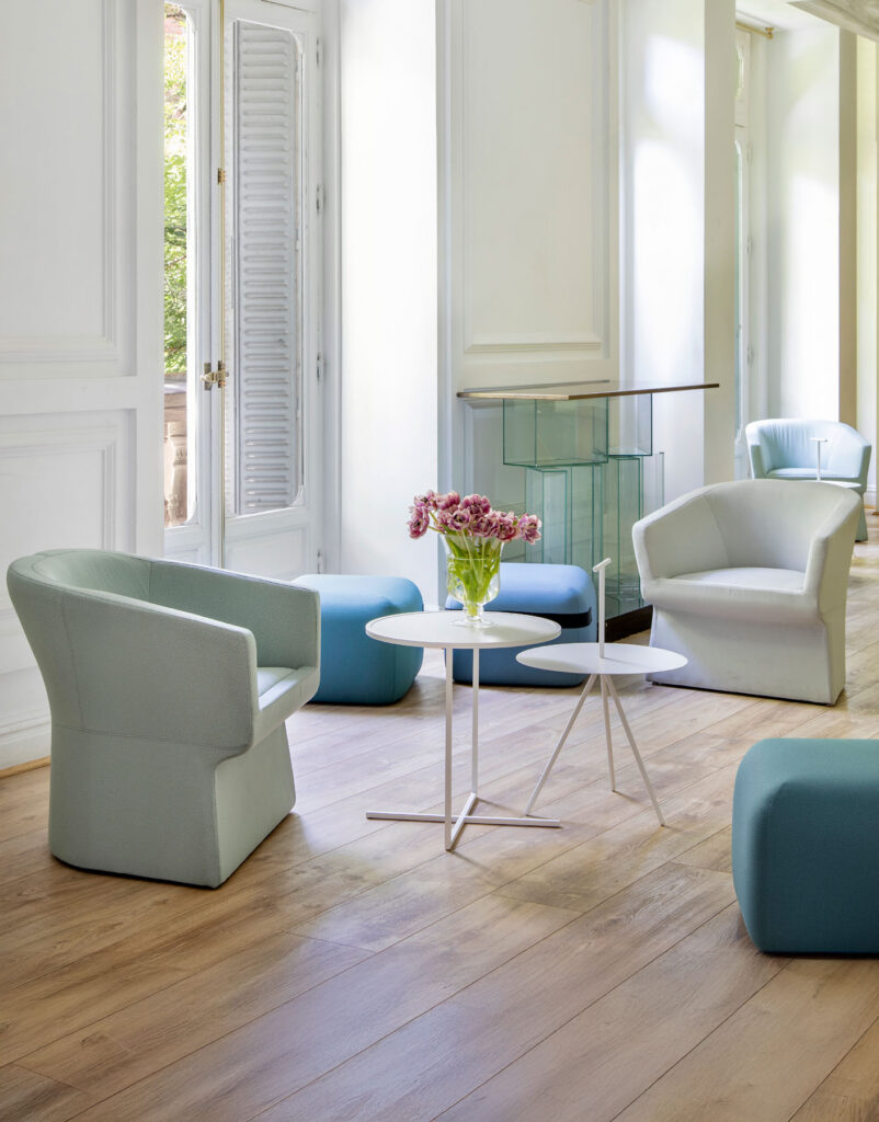 Butaca Fedele de la marca valenciana Viccarbe, en vista de ambiente con mesa auxiliar Trino. Disponible en tu tienda local Muebles Lara.