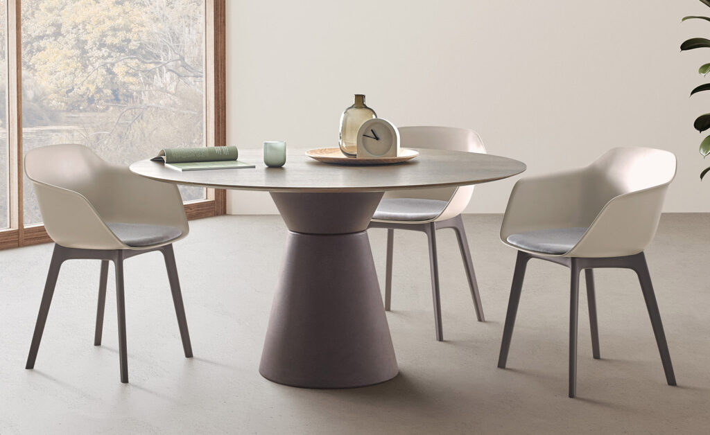 Mesa Essens de la marca alicantina Inclass, en vista de ambiente de comedor con sillas modelo Taia. Disponible en tu tienda local Muebles Lara.