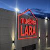 Fachada de Muebles Lara tienda física en Valencia de noche.