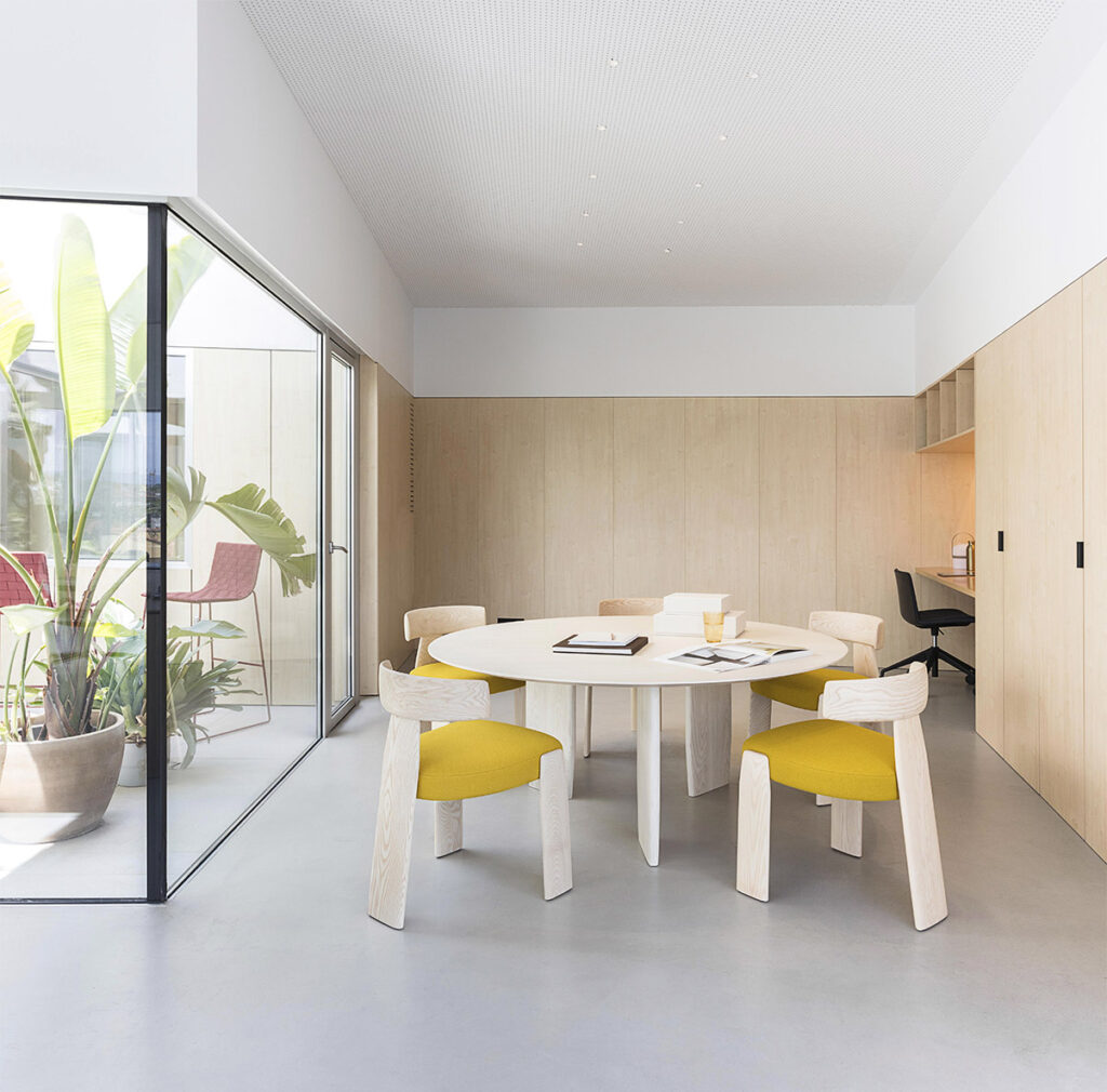 Silla Oru 2271 de la marca valenciana Andreu World, en vista de ambiente con mesa Oru. Disponible en tu tienda local Muebles Lara.