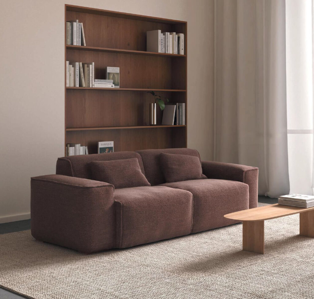 Sofá Sirocco Eco de la marca valenciana Temasdos, en vista de ambiente de comedor. Disponible en tu tienda local Muebles Lara.