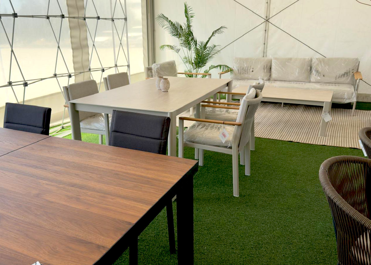 muebles de terraza a medida en Valencia de la exposición de Muebles Lara.