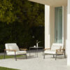 Sillones city de Point con tapizado blanco en terraza de casa de lujo minimalista.