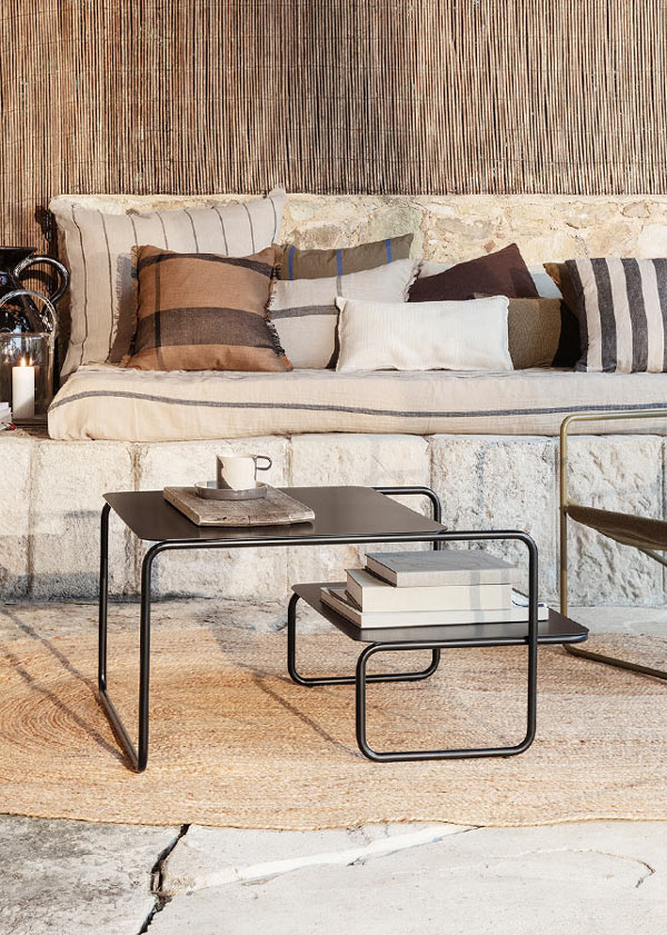 Mesa de centro Level de Ferm Living en color negro.