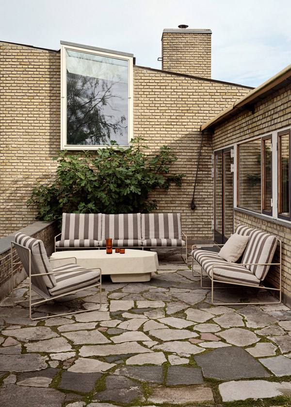 Sillones Desert de Ferm Living con tapizado en rallas.