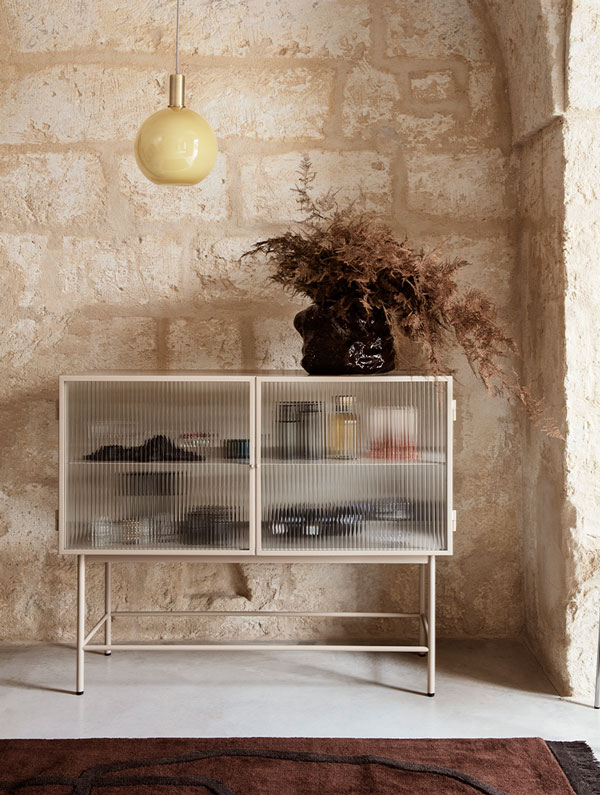 Aparador Haze de Ferm Living en color cashmere en Muebles Lara