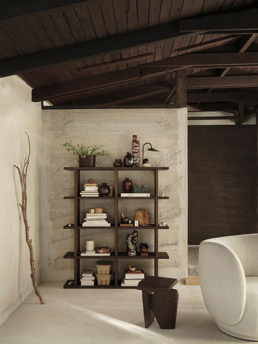 Estantería Kona estilo japandi en salón con estética oriental.